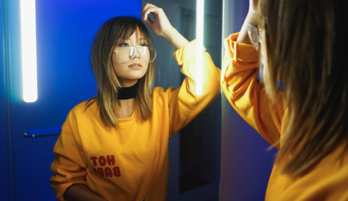 hot-babe-yellow-sweater-imagine-2-of-2